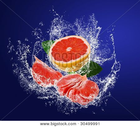 Červená Guicy segmenty grapefruitů ve vodě Splahes