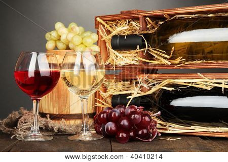 와인 병, 배럴, 와인잔과 포도 회색 배경에 나무 테이블에 나무 케이스