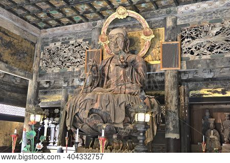 Kamakura, Japan - 19 April, 2019: Buddha Hall In The Kencho-ji Temple, Known As Gate Of Great Luck. 