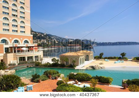 Piscina com uma ponte no Hotel