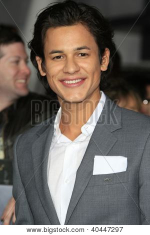 LOS ANGELES - NOV 12: Bronson Pelletier alla premiere di ' The Twilight Saga: Breaking Dawn - parte 
