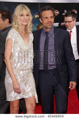 LOS ANGELES - APR 11: Mark Ruffalo & moglie Sunrise 