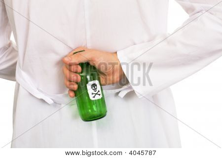 Mão com a garrafa verde