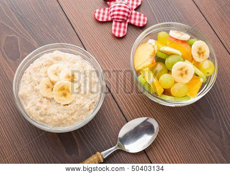Oat porridge and fruits