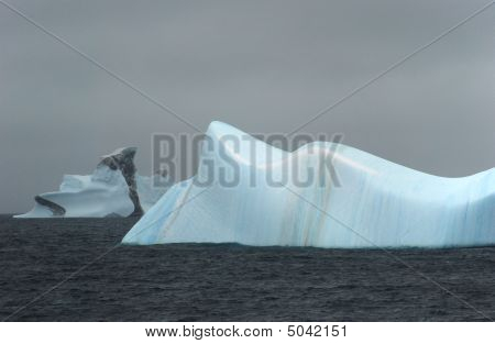 Iceberg a righe blu liscio