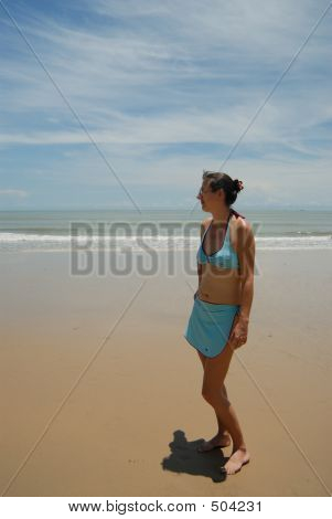 Archivio fotografico della bella donna bruna alta sulla spiaggia della
