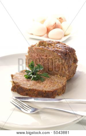 Polpettone su un piatto bianco