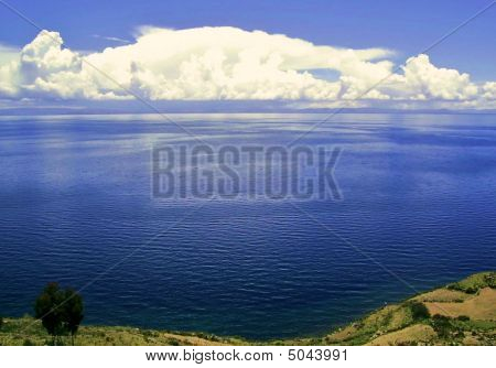 Nuvens sobre o Lago Titicaca