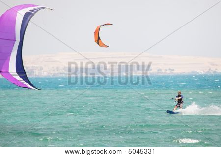 Kiteboarder surfování