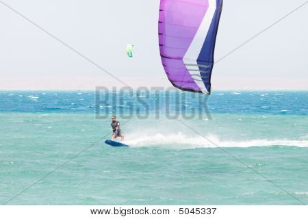 Kiteboarder surfování
