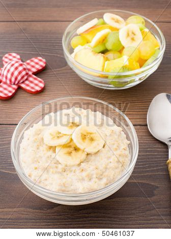 Oat porridge and fruits