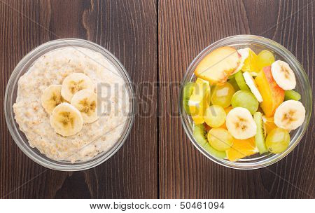 Oat porridge and fruits