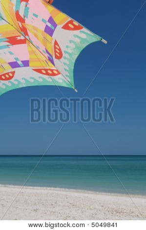 Pod parasolem na plaży