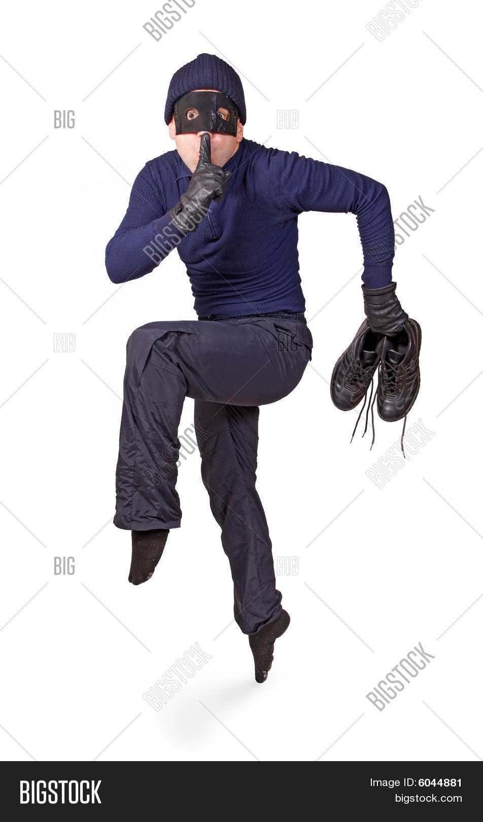 чел крадётся. референсы человек крадется. человек крадется. мужик крадётся на цыпочках. человек на цыпочках.