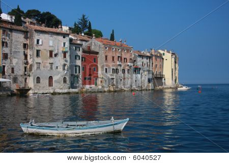 Boot und Häuser der Stadt Rovinj