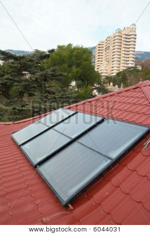 Solární Panel na střeše červené.