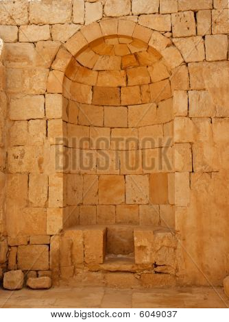 Alte Steinmauer mit gewölbten Nische in Ovdat Festung in Israel