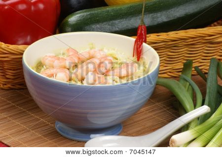 Asijský styl nudle a krevety v misce