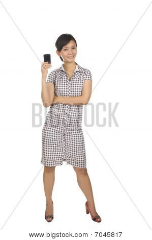Retrato de cuerpo entero de mujer sosteniendo el teléfono móvil