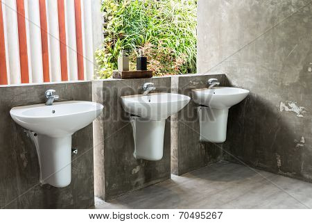 White Washbasin