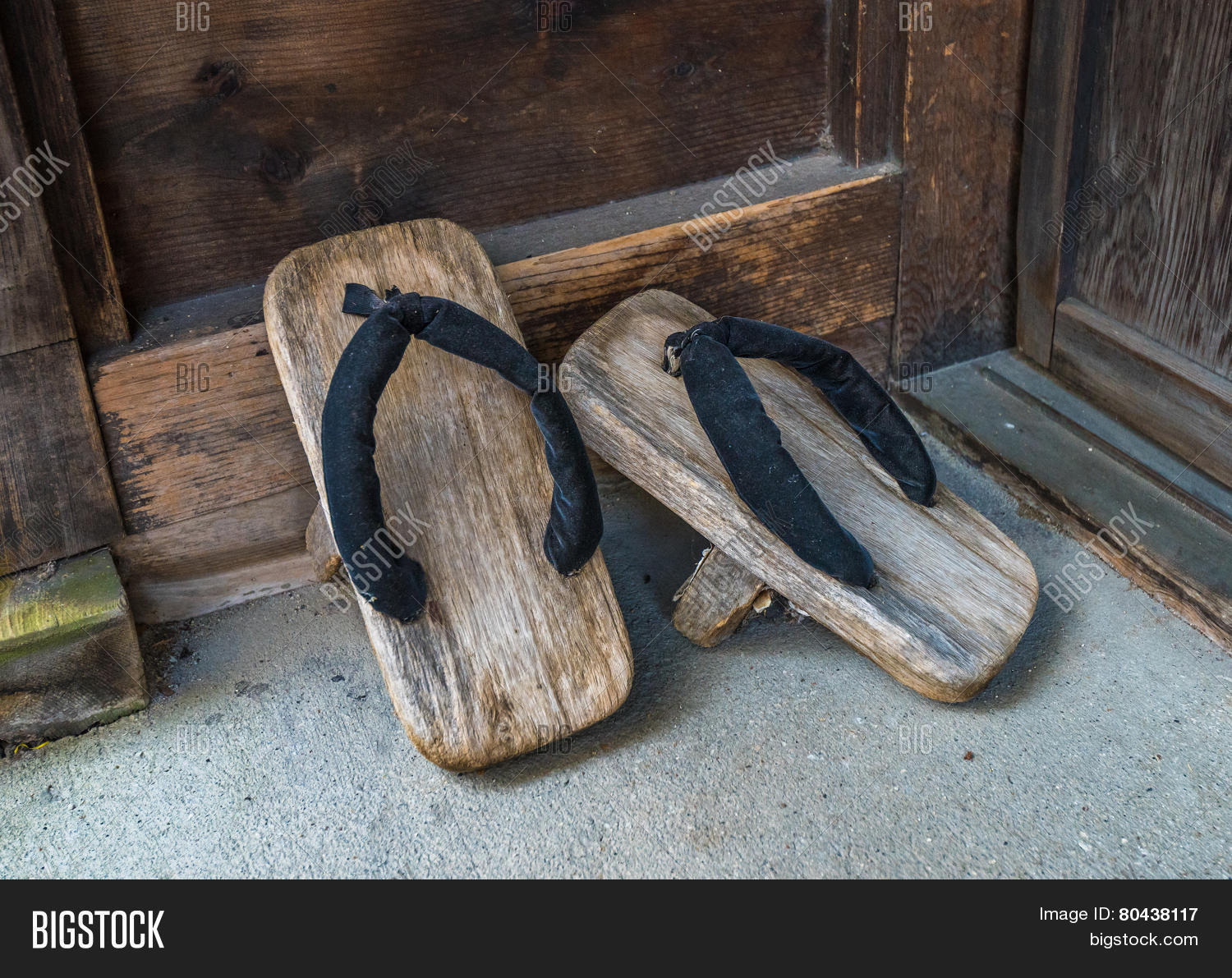 Гэта. Работа гэта. Японская деревянная обувь дзори. Обувь geta япония. Цукумогами бакэ дзори.