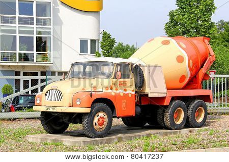 Tatra 138