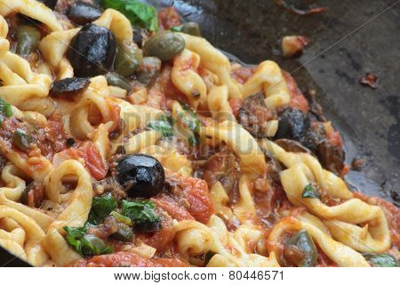 Fettuccine puttanesca.
