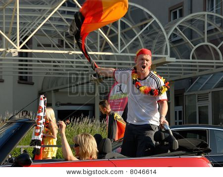 deutscher Fußball-Fans feiert einen weiteren Sieg