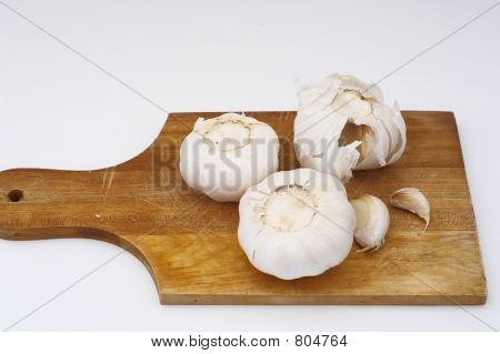 Knoblauch auf einer hölzernen Platte