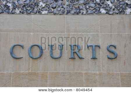 Наружных вывесок юстиции судов на каменной стене с камня