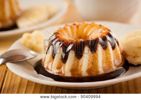 vanilla puding with cocolate dressing