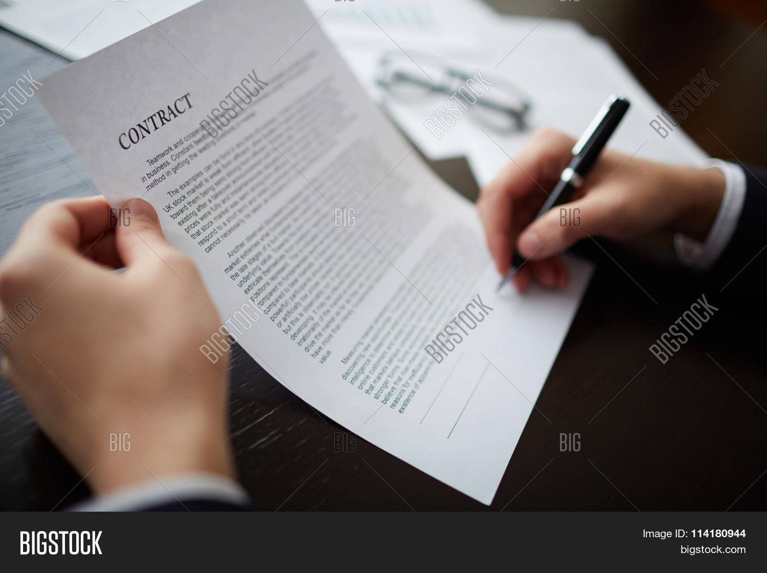 Подпись документов. Договорная книжка это. Заключение договора. Контракт рисунок. Договор мены.