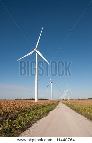 Windkraftanlagen und Schotterweg