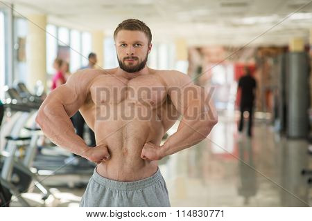 Muscular man in gym.