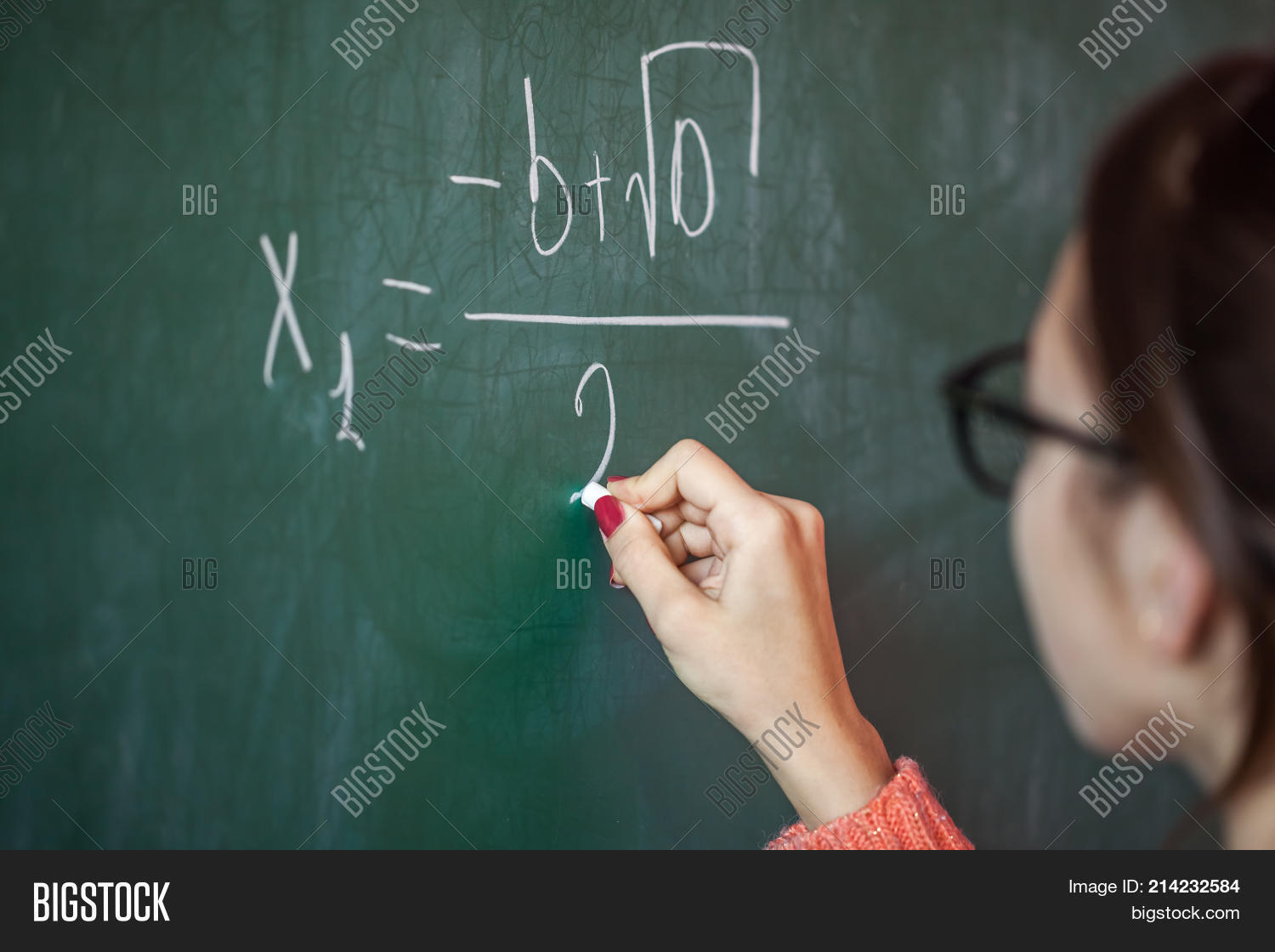 формулы на доске. картинка девушка решает задачу. самые сложные формулы на доске. креативные рисунки на доске. девушка решает задачу.