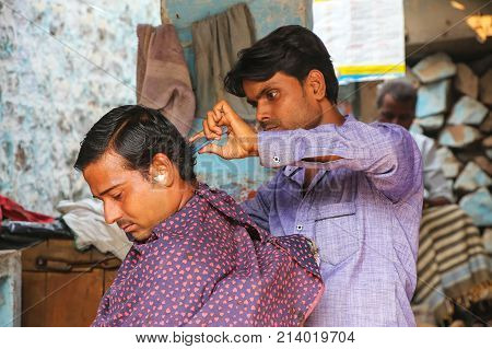 Fatehpur Sikri, India-november 9: Unidentified Man Cuts Hair At The Street Market On November 9, 201