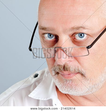 Reifer Mann mit Brille