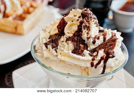 White vanilla icecream with brown cinnamon flake on top
