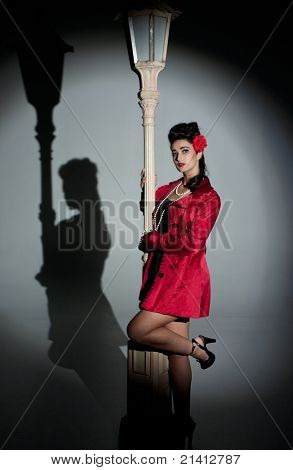 schöne junge glamourösen Frau mit lightpole