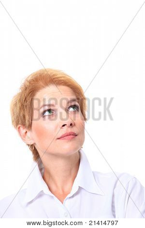 Portrait d'une femme d'affaires jolie à la recherche de happ