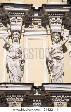 Caryatid na fasádě staré budovy. Nábřeží Fontanka. St. Petersburg, Rusko
