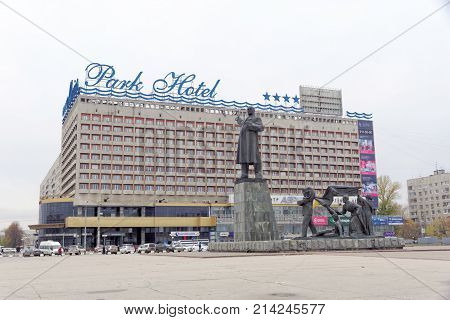Nizhny Novgorod, Russia. - October 26.2017. Hotel Marins Park Hotel In Lenin Square And The Monument