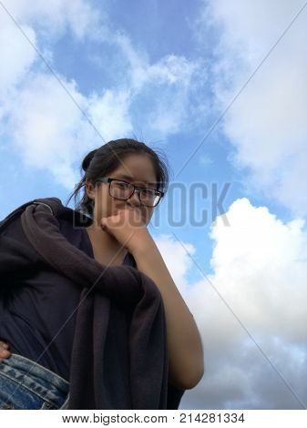 Women show confidence and the back is the sky.