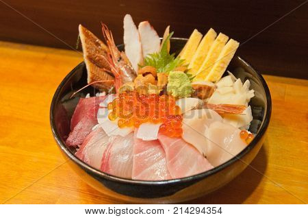 Full bowl of fresh Japanese seafood platter on rice