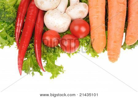 Ensalada de zanahoria Musrooms pimienta aislado sobre fondo blanco