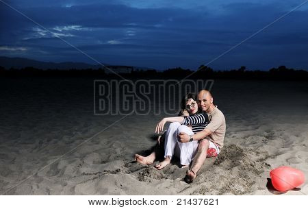 Szczęśliwa młoda para miłej zabawy i romantyczne chwile na plaży w sezonie letnim i reprezentujących happynes