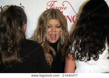 COSTA MESA - 8 DEC: Stacy Ferguson aka Fergie lancia la sua collezione borsetta per Kipling e segni 