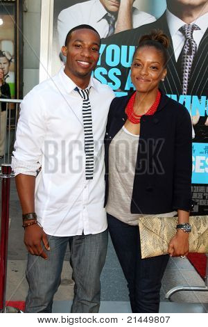 LOS ANGELES - JUN 30: Arlen Escarpeta & manželkou přijíždí na premiéře 