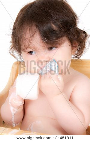 Baby genießt Joghurt