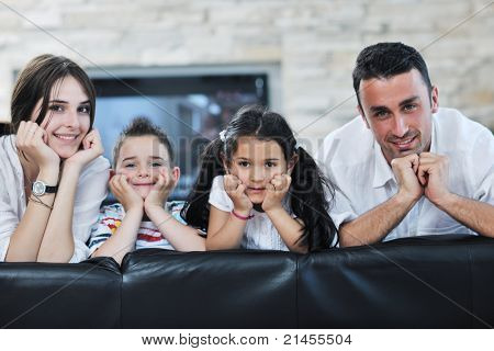 felice giovane famiglia relax e divertimento a indooor casa moderna